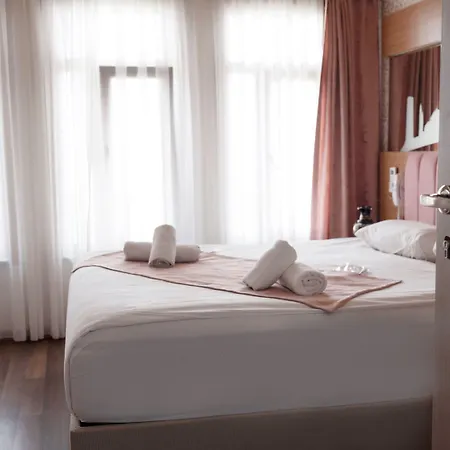 Hotell Megaron 3*